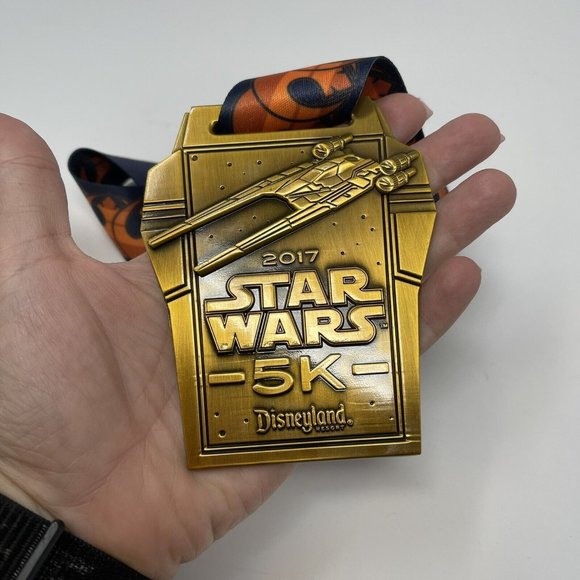Disneyland Star Wars 5K Finisher Medal 2017 Gold RunDisney Collector’s Medal - Picture 1 of 5